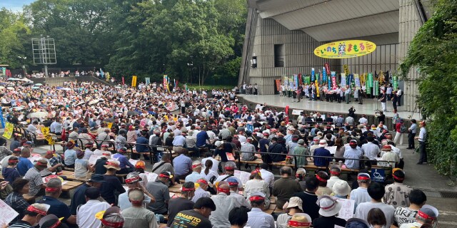 「現場はもう限界」医療・介護従事者ら2200人が日比谷野音で集会　政府に「大幅増員・大幅賃上げ」要求