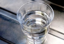 水道水は「ミネラルウォーター」より安全？　それでも“科学的根拠ナシ”の「水商品」が世の中にはびこるワケ