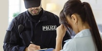 「なぜ下着が派手なのか」手錠をかけられ“別室”で長時間の取り調べも…売春疑われた日本人女性が受けた「入国審査」での仕打ち