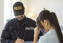 「なぜ下着が派手なのか」手錠をかけられ“別室”で長時間の取り調べも…売春疑われた日本人女性が受けた「入国審査」での仕打ち