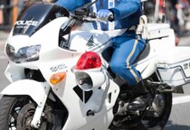 白バイが信号待ちの車に追突、警察官“個人”は賠償責任を負わないが…“法律の範囲外”で直面し得る「組織内の厳しい現実」