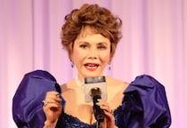 デヴィ夫人、暴行罪より重い「傷害罪」で書類送検のワケ　元マネージャーを“殴る蹴る”報道…判断基準は？