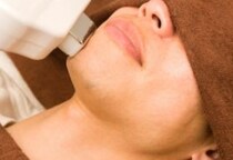 男性の医療脱毛「15万円のはずが90万円」の悪質ケースも…“コンプレックス”につけ込み法外な契約を獲得、“美容医療業者”の巧妙な手口とは