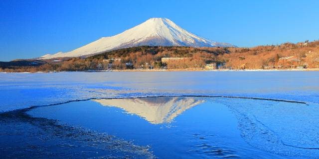 「落ちたら死ぬぞ!」氷結した山中湖でジャンプ、ダンス…危険行為が多発 氷が割れた場合、“救助費用”は本人負担になる?