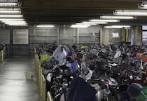 「どこに停めれば？」新基準原付ユーザー困惑　従来の50cc原付と“同じ扱い”のはずが…駐輪場で「利用不可」の場合も