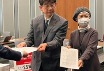 「患者の命を削って1000億円の削減」高額療養費の限度額引き上げ「撤回」求め署名25万筆超を厚労省に提出