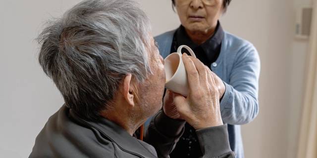 30分で排泄介助から朝食まで…国が“削り続ける”訪問介護サービス時間の裏で「分刻みのケア」を強いられるヘルパーの実態