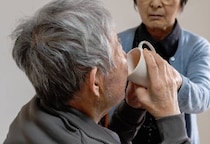 30分で排泄介助から朝食まで…国が“削り続ける”訪問介護サービス時間の裏で「分刻みのケア」を強いられるヘルパーの実態