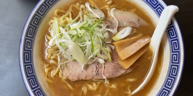 「毎日来て嫌がらせしてやる」人気ラーメン店を集団で包囲、駆けつけた警官を挑発…威力業務妨害罪や脅迫罪に問える？【弁護士解説】