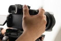 「病気、身内の不幸でも休めない」現役男優が明かす、AV新法で変質した撮影現場“切迫状況”のリアル