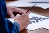 コスプレイヤーがアニメから「手書き文字」を切り抜き“自作グッズ化”で物議…文字に著作権は発生するのか？