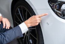 レンタカー‟飛び石による極小の傷”で「8万8000円」実費請求…SNS物議も弁護士「原則として利用者の落ち度」その理由は？