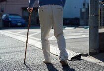 認知症の徘徊対策で“要塞化”した住宅の鍵が開かない！　“分刻み”の訪問介護、70代女性ホームヘルパーが取った「捨て身の策」とは