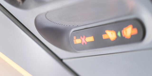 CAの機内アナウンスにSNS騒然「化粧室で喫煙された形跡」処罰の対象となるケースとは?