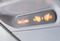 CAの機内アナウンスにSNS騒然「化粧室で喫煙された形跡」処罰の対象となるケースとは？