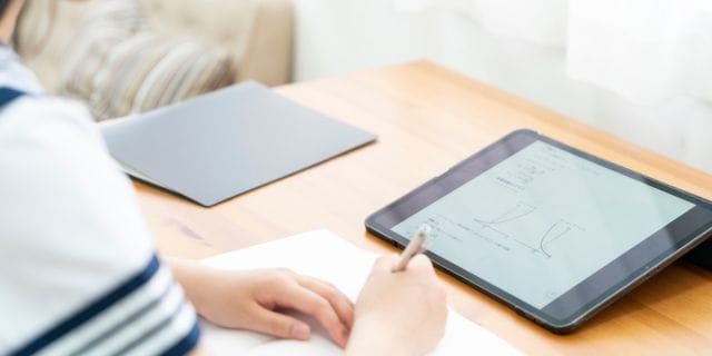 4年後、教科書の“完全デジタル”も解禁へ　先行導入の北欧は「学力低下」でアナログ回帰も…日本はどうなる？