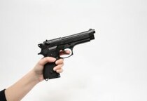 憎き父を射殺も…娘は「無罪」に？　解剖が暴いた“3時間前の病死”、心臓を撃ち抜いても“殺人”にならぬ法的落差