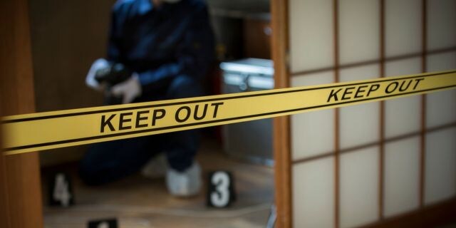 「ブルーシートの内側」で捜査関係者は何をしている？　犯人の痕跡は一瞬で消える…法医学医が語る“現場保全”の重要性
