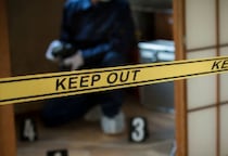 「ブルーシートの内側」で捜査関係者は何をしている？　犯人の痕跡は一瞬で消える…法医学医が語る“現場保全”の重要性