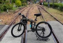 自転車を盗み線路上に放置、電車と衝突させた容疑で中学教師が逮捕…「最長で30年拘禁刑」の重罪か【弁護士解説】