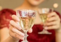 人気YouTuberも参入「ギャラ飲み」報酬は“1円”でも申告義務？　税理士が警告する無申告のペナルティと正しい対処法とは