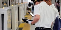 「お前のメンタルぶっ壊す」2時間に及ぶ謝罪要求も…鉄道職員を追い詰める“カスハラ旅客”に問われる罪とは？