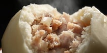 「551は新幹線で食べちゃダメだろ」“豚まん”めぐりネット大激論…　車内の飲食、JRの公式ルール&法律上の注意点は？
