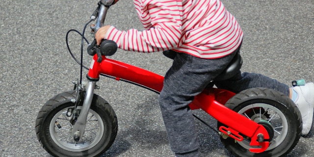 子どもがキックバイクで歩道を“爆走”→歩行者をケガさせたら“責任”問える？　「数千万円の損害賠償額リスクも」弁護士が警鐘