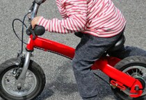子どもがキックバイクで歩道を“爆走”→歩行者をケガさせたら“責任”問える？　「数千万円の損害賠償額リスクも」弁護士が警鐘