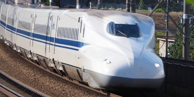 列車が「運行不能・遅延」でも鉄道会社が旅客に“賠償責任”を負わないのはなぜ？　それでも請求が認められる“ごく例外的なケース”とは