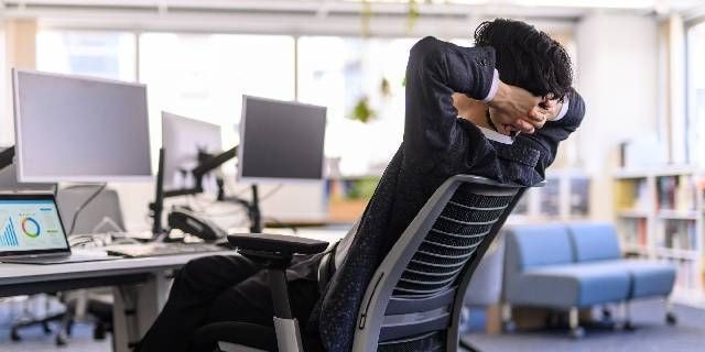 “最低限の業務”しかこなさない「静かな退職」が会社員の間で注目も…どこからが「サボり」に？　減給・解雇を避けるためのコツとは