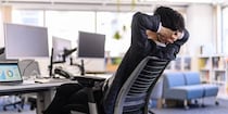 “最低限の業務”しかこなさない「静かな退職」が会社員の間で注目も…どこからが「サボり」に？　減給・解雇を避けるためのコツとは