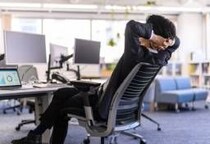 “最低限の業務”しかこなさない「静かな退職」が会社員の間で注目も…どこからが「サボり」に？　減給・解雇を避けるためのコツとは