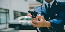 警察の「拳銃発砲ルール」はどうなっている？   警官が現場で迫られる「ギリギリの判断」の難しさ