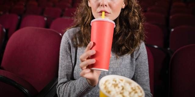 映画館への“ドリンク”持ち込みをめぐり、SNSで物議… 「禁止」ルールに法的根拠はあるか?【弁護士解説】