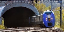 煙が車内に充満も“避難指示”なく乗客放置…脱線火災事故で“当たり前の判断”不可能にさせた「マニュアル運用」の盲点