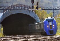 煙が車内に充満も“避難指示”なく乗客放置…脱線火災事故で“当たり前の判断”不可能にさせた「マニュアル運用」の盲点