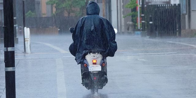 台風なのに出社「意味わからん」　気合・責任感による“同調圧力”の危うさ…従業員を危険にさらせば「安全配慮義務違反」の可能性も
