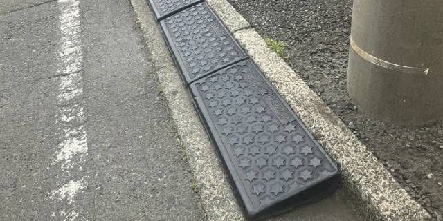 道路上に「段差解消プレート」設置で罰金「50万円」？　拘禁刑や損害賠償の可能性も…弁護士が警告する“違法性”