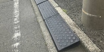 道路上に「段差解消プレート」設置で罰金「50万円」？　拘禁刑や損害賠償の可能性も…弁護士が警告する“違法性”