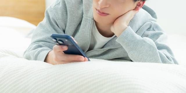 「これでもクビにならない」公用PCで「作家活動」、在宅勤務も「ベッドでゴロゴロ」…29歳県庁職員“戒告”処分は軽すぎる?【弁護士解説】