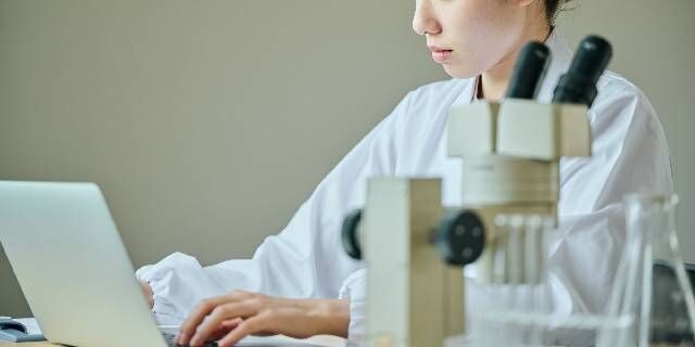 「新規化学物質」の届出・確認、7月1日から“電子申請”が原則義務化に 改正労働安全衛生規則が施行