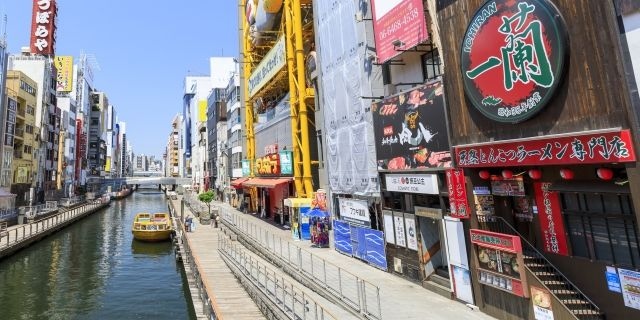 消防隊員2人死亡の道頓堀火災「たばこポイ捨て」男性が“重過失失火”容疑で書類送検…なぜ「放火罪」ではない?