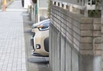 「敷地内に入らない車買うな」“はみ出し駐車”は車庫法違反で最大20万円の罰金…事故が起きれば「業務過失致死傷罪」の可能性も【弁護士解説】