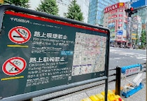 「紙巻きタバコの匂いがきつい」公園で“加熱式”吸う男性の言い分…「路上で一服」消えない背景に“喫煙所不足”のジレンマ