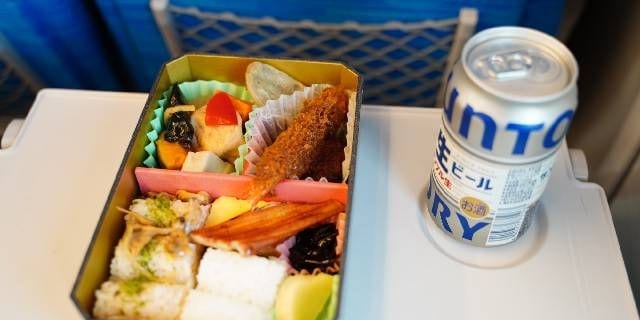 新幹線「座席を倒したら後ろの人の飲み物がこぼれた」 声かけは“JR公式ルール”ではないが…「損害賠償責任」生じるケースも【弁護士解説】
