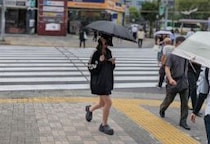 「歩きスマホ事故」で救急搬送、最多は10代“ではない”…脳のキャパオーバーで“生命の危険”増大も、処罰する法律なしの現状