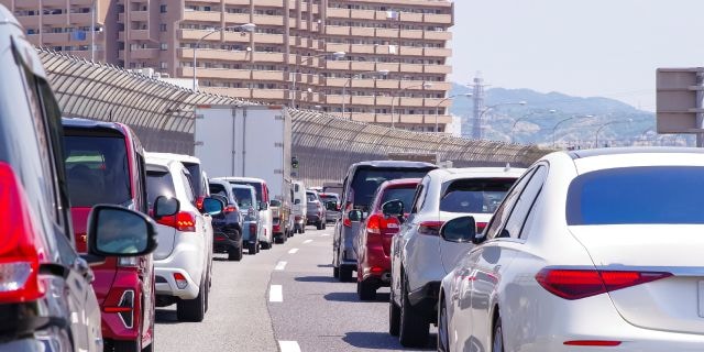 お盆の高速渋滞、今年は“436回・最長45km”の予想…避けるべきは下り「8日・13日」上り「14日・15日」、“バッテリー上がり”のリスクに要注意