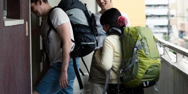家の隣で“民泊トラブル”…大田区で苦情5倍超、騒音・ゴミ被害にどう対処? 弁護士が教える、「受忍限度」超えた時に“住民”がとれる方法