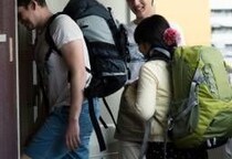 家の隣で“民泊トラブル”…大田区で苦情5倍超、騒音・ゴミ被害にどう対処？ 弁護士が教える、「受忍限度」超えた時に“住民”がとれる方法